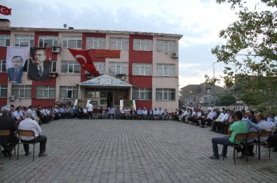 Muradiye'de Demokrasi Nöbeti Devam Ediyor