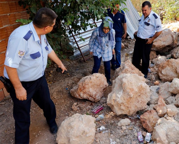 “Karnım aç” dedi, yardım etmek isteyen kızın cüzdanını çaldı
