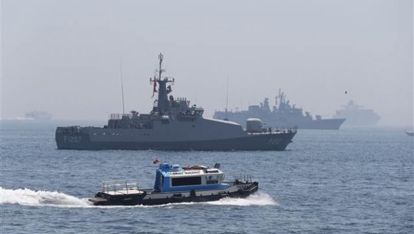 Savaş gemileri Yenikapı mitinginde güvenliği sağlıyor
