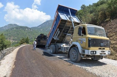 Büyükşehir Kumluca'daki Yol Sorunlarını Çözüyor