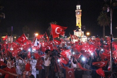 İzmirliler 26 Gündür Demokrasi Nöbetinde