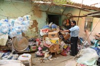 ÇÖP EV - Manisa'da Bir Çöp Ev Belediye Ekiplerince Temizlendi