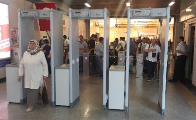 Atatürk Havalimanı Metro Girişinde X-Ray Dönemi