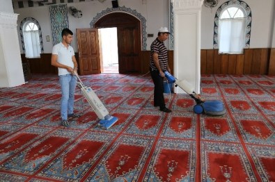 Belediyeden Cami Halılarına Kaliteli Temizlik
