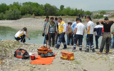 Çaya Giren Çocuk Hayatını Kaybetti