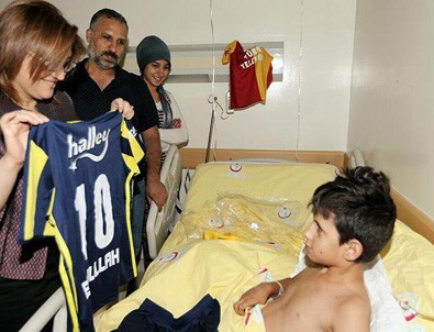 Cumhurbaşkanı Erdoğan'ın ziyaret ettiği yaralı çocuğa forma