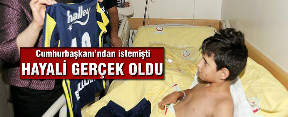 Cumhurbaşkanı Erdoğan'ın ziyaret ettiği yaralı çocuğa forma