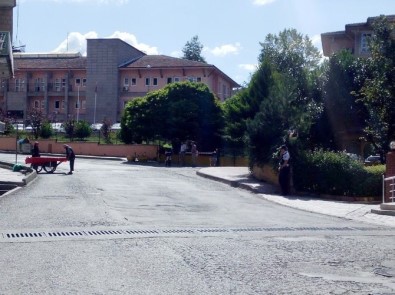 Emniyetin Bulunduğu Cadde Trafiğe Kapatıldı