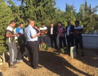 Görme Engelliler Demokrasi Şehidinin Mezarı Başında Dua Etti