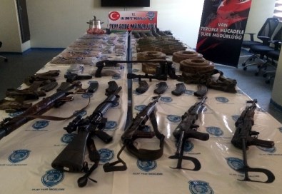 Van Polisi Çok Sayıda Silah Ve Mühimmat Ele Geçirdi