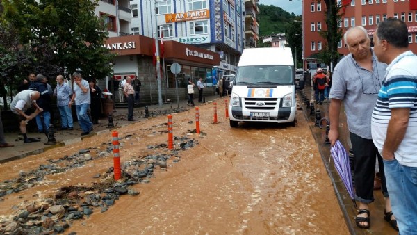 1 saatte 254 kg yağış düştü: 1 çocuk kayıp