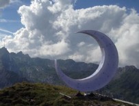 Ateist sanatçı Alplerin zirvesine hilal yerleştirdi