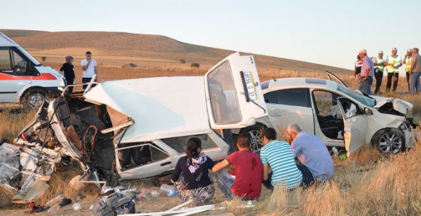 Feci kazada bir aile yok oldu!
