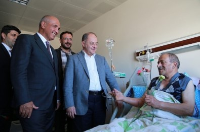 Bakan Akdağ'dan Hastalara Bayram Ziyareti