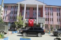 DİLEK HATİPOĞLU - Kayyum atanan Hakkari Belediyesi'ne Türk bayrağı asıldı