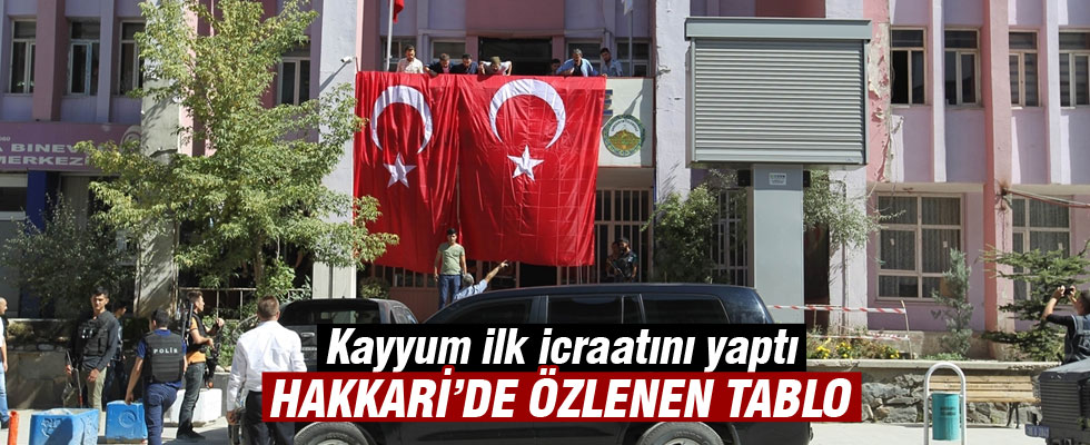 Kayyum atanan Hakkari Belediyesi'ne Türk bayrağı asıldı