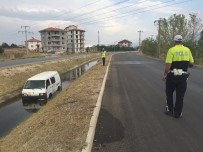 YELKI - Minibüs Su Kanalına Uçtu, Sürücü Olay Yerinden Kaçtı