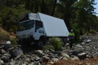 Ortaca'da Gıda Yüklü Kamyon Devrildi; 1 Yaralı