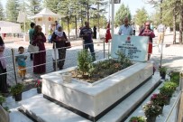 EVLAT ACISI - Şehit Ömer Halisdemir'in kabri ziyaretçi akınına uğradı