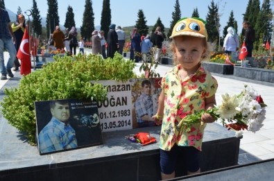 Soma'daki Maden Şehitliğinde Duygulu Anlar