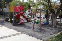 TAHTEREVALLI - Urla'da Parklar Yenilendi
