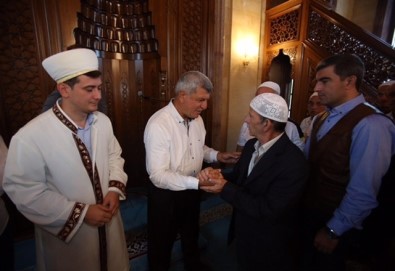 Başkan Karaosmanoğlu Bayramını Yuvacık'ta Geçirdi
