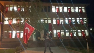 Diyadin'de Yeni Atanan Kayyum, Belediye Binasını Türk Bayraklarıyla Donattı