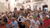 İzmir'de Vatandaşlar Bayram Namazı İçin Camilere Akın Etti