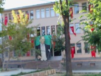 MEKAN ÇEVİREN - Kayyum Sonrası Türk Bayraklarıyla Donatıldı