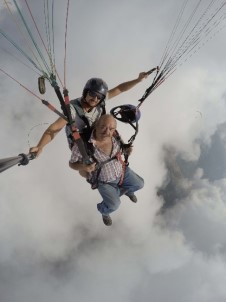 Oyuncu Yakup Yavru, Fethiye'de Yamaç Paraşütüyle Uçtu