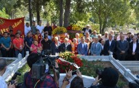 Taçsız Kral, Mezarı Başında Anıldı