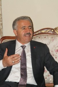 Ulaştırma Bakanı Arslan, Ardahan'da Vatandaşlarla Bayramlaştı