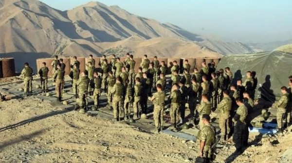 Emin Çölaşan'dan askerlerin namaz kıldığı fotoğrafa tepki