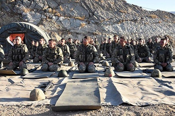 Emin Çölaşan'dan askerlerin namaz kıldığı fotoğrafa tepki