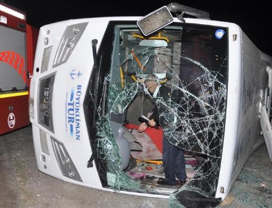 Yolcu minibüsü devrildi: 2 ölü!