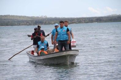 Okyanus Ortasındaki Adaya Yardım Götüren TDV Gönüllüleri İlahilerle Karşılandı