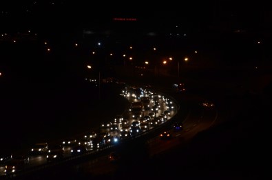 Tatilcilerin İstanbul'a Dönüş Çilesi Başladı