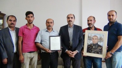 Başbakan Binali Yıldırım'ın Ercişli Şehit Polis Memurunun Ailesine Yazdığı Mektup Teslim Edildi