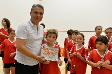 Başkan Uysal'dan Masa Tenisi Ve Squash Öğrencilerine Sertifika