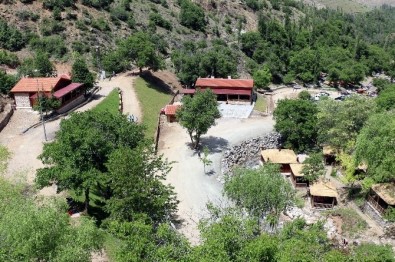 Bayramda Derebağ Şelalesi'ne Ziyaretçi Akını