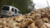 SAKLI CENNET - Karaman'da Heyelan Köy Yolunu Ulaşıma Kapattı