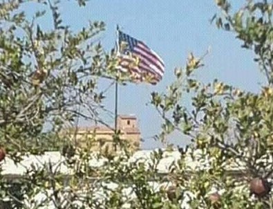 Telabyad'da YPG Amerikan bayrağı açıyor