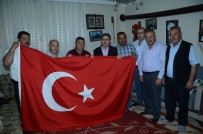 ŞEHİT BABASI - Başkan Eser Şehit Ailesine Bayrak Hediye Etti