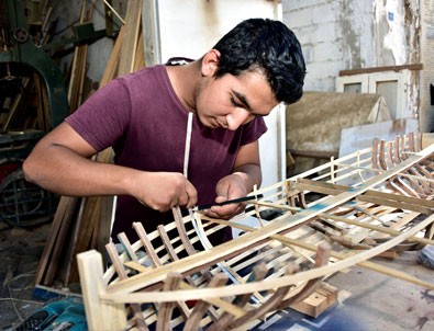 Boyundan büyük tekne maketi yaptı