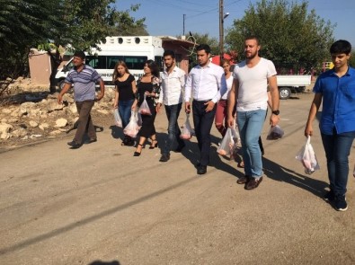 CHP'li Gençler Hayırseverin Kurban Etini Dağıttı