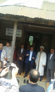 Eski Başbakan Ahmet Davutoğlu, Cuma Namazı'nı Camili'de Kıldı