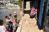 AKYARLAR - Sevenleri Tarık Akan'ın Balkonuna Begonviller Bıraktı