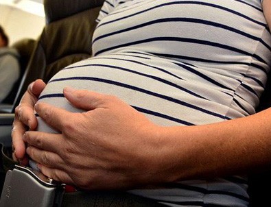 Hamile kadın uçakta doğurdu