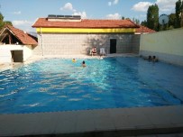 SAFRA KESESİ - Sıcak Su Havuzunda Yüzerek Şifa Buluyorlar