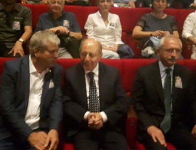 Ahmet Necdet Sezer alkışlarla karşılandı